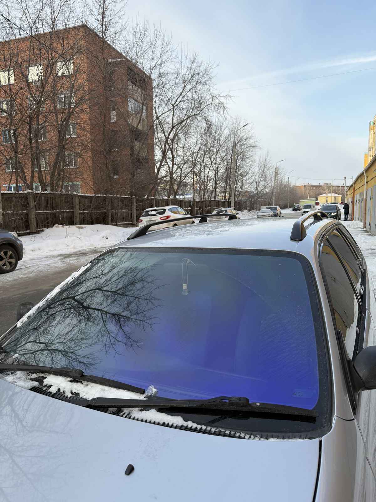 Атермальная плёнка с фиолетовым оттенком на лобовом стекле